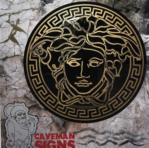 versace symbol medusa.